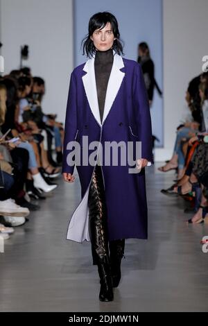 Ein Model geht auf der Yang Li Show im Rahmen der Paris Fashion Week Ready to Wear Frühjahr/Sommer 2017 am 30. september 2016 in Paris, Frankreich. Foto von Alain Gil Gonzalez /ABACAPRESS.COM Stockfoto