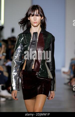Ein Model geht auf der Yang Li Show im Rahmen der Paris Fashion Week Ready to Wear Frühjahr/Sommer 2017 am 30. september 2016 in Paris, Frankreich. Foto von Alain Gil Gonzalez /ABACAPRESS.COM Stockfoto