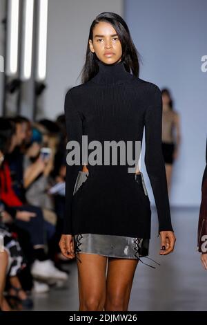 Ein Model geht auf der Yang Li Show im Rahmen der Paris Fashion Week Ready to Wear Frühjahr/Sommer 2017 am 30. september 2016 in Paris, Frankreich. Foto von Alain Gil Gonzalez /ABACAPRESS.COM Stockfoto