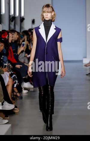 Ein Model geht auf der Yang Li Show im Rahmen der Paris Fashion Week Ready to Wear Frühjahr/Sommer 2017 am 30. september 2016 in Paris, Frankreich. Foto von Alain Gil Gonzalez /ABACAPRESS.COM Stockfoto