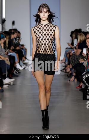 Ein Model geht auf der Yang Li Show im Rahmen der Paris Fashion Week Ready to Wear Frühjahr/Sommer 2017 am 30. september 2016 in Paris, Frankreich. Foto von Alain Gil Gonzalez /ABACAPRESS.COM Stockfoto