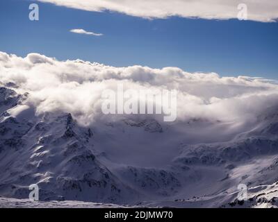 Draufsicht auf die mit Wolken bedeckten Winterberge Stockfoto
