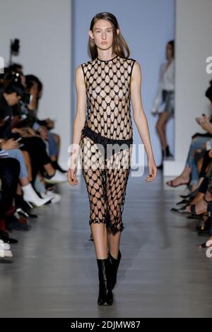 Ein Model geht auf der Yang Li Show im Rahmen der Paris Fashion Week Ready to Wear Frühjahr/Sommer 2017 am 30. september 2016 in Paris, Frankreich. Foto von Alain Gil Gonzalez /ABACAPRESS.COM Stockfoto