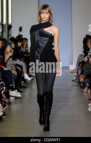 Ein Model geht auf der Yang Li Show im Rahmen der Paris Fashion Week Ready to Wear Frühjahr/Sommer 2017 am 30. september 2016 in Paris, Frankreich. Foto von Alain Gil Gonzalez /ABACAPRESS.COM Stockfoto