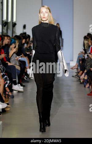 Ein Model geht auf der Yang Li Show im Rahmen der Paris Fashion Week Ready to Wear Frühjahr/Sommer 2017 am 30. september 2016 in Paris, Frankreich. Foto von Alain Gil Gonzalez /ABACAPRESS.COM Stockfoto