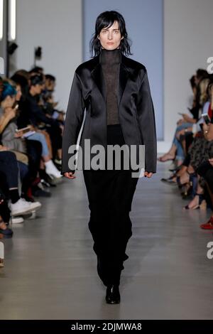 Ein Model geht auf der Yang Li Show im Rahmen der Paris Fashion Week Ready to Wear Frühjahr/Sommer 2017 am 30. september 2016 in Paris, Frankreich. Foto von Alain Gil Gonzalez /ABACAPRESS.COM Stockfoto