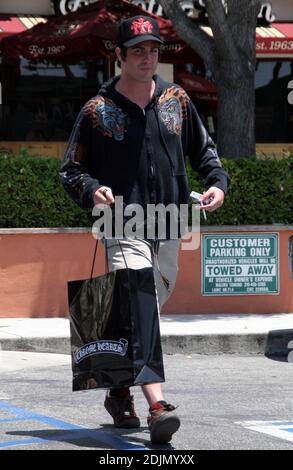 Brandon Davis macht eine Pause von der Reha für einen Einkaufsbummel in Malibu, Kalifornien. 7/4/06 [[rac]] Stockfoto