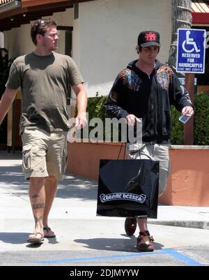 Brandon Davis macht eine Pause von der Reha für einen Einkaufsbummel in Malibu, Kalifornien. 7/4/06 [[rac]] Stockfoto