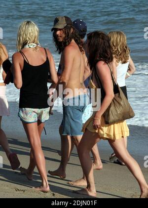 Cisco Adler zeigte seinen Geist der Unabhängigkeit am 4. Juli, indem er ohne Freundin Mischa Barton auf einer Party von Smashbox Cosmetics im Polaroid Beach House herumtollte. Der schlanke Rocker verlor fast seine Shorts in der Brandung. Malibu, Kalifornien, 4/06 Stockfoto