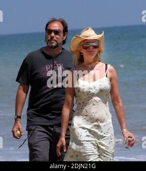 Rosanna Arquette macht einen Spaziergang am Strand mit einem Freund, während mit einigen Hunden holen spielen. Vielleicht ist die Schauspielerin müllbewusst, da sie einen mit Sand gefüllten Kanister Joghurt wegschmissen scheint. Malibu, Kalifornien, 9/06 Stockfoto