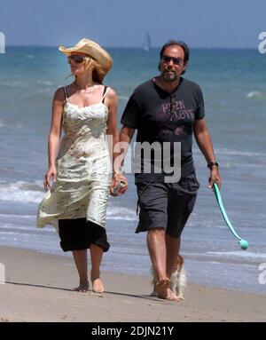 Rosanna Arquette macht einen Spaziergang am Strand mit einem Freund, während mit einigen Hunden holen spielen. Vielleicht ist die Schauspielerin müllbewusst, da sie einen mit Sand gefüllten Kanister Joghurt wegschmissen scheint. Malibu, Kalifornien, 9/06 Stockfoto