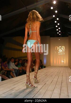 Supermodel May Anderson stiehlt die Show im Gegenzug zum Laufsteg des INCA Designers während der Sunglass Hut Swimshow 2006 im Raleigh Hotel. Miami Beach, Florida. 15/06 Stockfoto