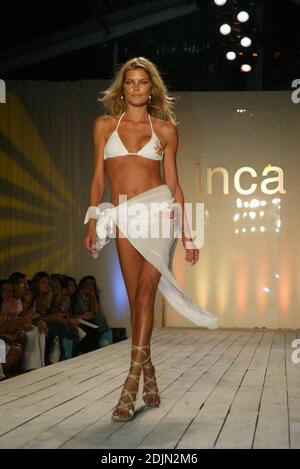 Supermodel May Anderson stiehlt die Show im Gegenzug zum Laufsteg des INCA Designers während der Sunglass Hut Swimshow 2006 im Raleigh Hotel. Miami Beach, Florida. 15/06 Stockfoto