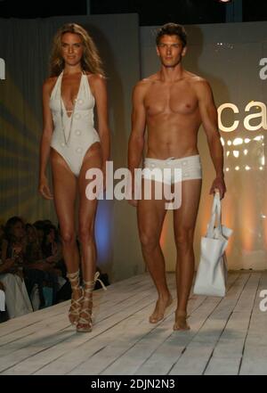 Models auf dem Laufsteg bei INCA Designer's Showing während der Sunglass Hut Swimshow 2006 im Raleigh Hotel. Miami Beach, Florida. 15/06 Stockfoto