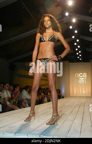 Models auf dem Laufsteg bei INCA Designer's Showing während der Sunglass Hut Swimshow 2006 im Raleigh Hotel. Miami Beach, Florida. 15/06 Stockfoto