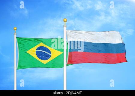 Brasilien und Russland zwei Flaggen auf Fahnenmasten und blau bewölkt Himmel Stockfoto