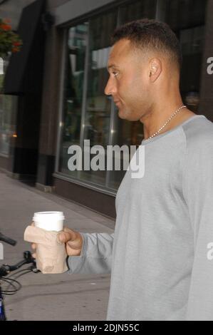 Exklusiv!! Derek Jeter sah in Torontos Yorkville und nahm sich eine Tasse Kaffee. Ontario, Kanada, 7/20/06 Stockfoto