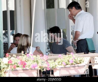 Exklusiv!! Keanu Reeves und zwei weibliche Mittagsgerichte essen draußen im Cafe Med in West Hollywood, Ca. Der Lake House-Schauspieler scheint seit der Dreharbeiten zu seinem neuesten Film ein paar Pfund zugenommen zu haben. 21/06 [[ral]] Stockfoto