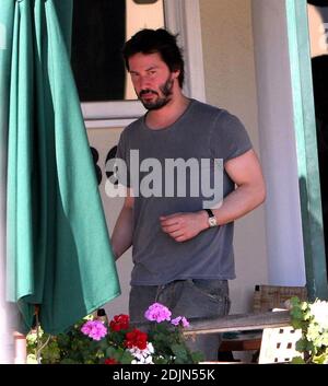 Exklusiv!! Keanu Reeves und zwei weibliche Mittagsgerichte essen draußen im Cafe Med in West Hollywood, Ca. Der Lake House-Schauspieler scheint seit der Dreharbeiten zu seinem neuesten Film ein paar Pfund zugenommen zu haben. 21/06 [[ral]] Stockfoto