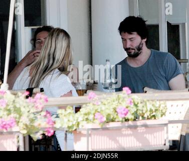 Exklusiv!! Keanu Reeves und zwei weibliche Mittagsgerichte essen draußen im Cafe Med in West Hollywood, Ca. Der Lake House-Schauspieler scheint seit der Dreharbeiten zu seinem neuesten Film ein paar Pfund zugenommen zu haben. 21/06 [[ral]] Stockfoto