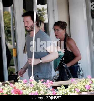 Exklusiv!! Keanu Reeves und zwei weibliche Mittagsgerichte essen draußen im Cafe Med in West Hollywood, Ca. Der Lake House-Schauspieler scheint seit der Dreharbeiten zu seinem neuesten Film ein paar Pfund zugenommen zu haben. 21/06 [[ral]] Stockfoto