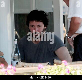 Exklusiv!! Keanu Reeves und zwei weibliche Mittagsgerichte essen draußen im Cafe Med in West Hollywood, Ca. Der Lake House-Schauspieler scheint seit der Dreharbeiten zu seinem neuesten Film ein paar Pfund zugenommen zu haben. 21/06 [[ral]] Stockfoto