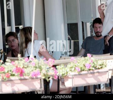 Exklusiv!! Keanu Reeves und zwei weibliche Mittagsgerichte essen draußen im Cafe Med in West Hollywood, Ca. Der Lake House-Schauspieler scheint seit der Dreharbeiten zu seinem neuesten Film ein paar Pfund zugenommen zu haben. 21/06 [[ral]] Stockfoto