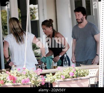 Exklusiv!! Keanu Reeves und zwei weibliche Mittagsgerichte essen draußen im Cafe Med in West Hollywood, Ca. Der Lake House-Schauspieler scheint seit der Dreharbeiten zu seinem neuesten Film ein paar Pfund zugenommen zu haben. 21/06 [[ral]] Stockfoto