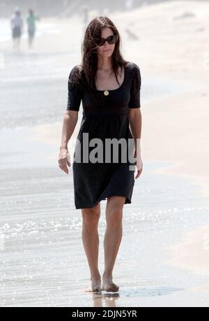 Versteckt Courtney Cox hinter ihrem Empire-Taillenkleid eine Schwangerschaftsbump? Die Schauspielerin machte einen Strandspaziergang mit Freunden in Malibu, ca. 22/06 [[rac]] Stockfoto