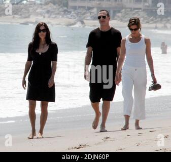 Versteckt Courtney Cox hinter ihrem Empire-Taillenkleid eine Schwangerschaftsbump? Die Schauspielerin machte einen Strandspaziergang mit Freunden in Malibu, ca. 22/06 [[rac]] Stockfoto