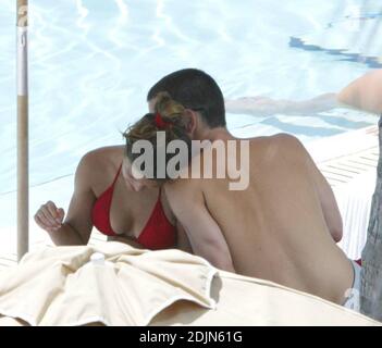 Chelsea und England Fußball-Star Joe Cole und Verlobte Carly Zucker können nicht scheinen, ihre Hände weg von einander zu bekommen, wie die genießen einen dritten Tag am Pool. Miami Beach, FL 7/21/06 Stockfoto