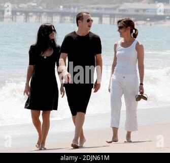 Versteckt Courtney Cox hinter ihrem Empire-Taillenkleid eine Schwangerschaftsbump? Die Schauspielerin machte einen Strandspaziergang mit Freunden in Malibu, ca. 22/06 [[rac]] Stockfoto