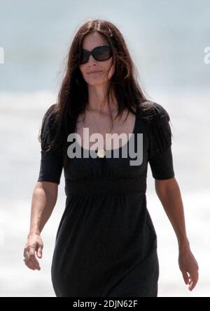 Versteckt Courtney Cox hinter ihrem Empire-Taillenkleid eine Schwangerschaftsbump? Die Schauspielerin machte einen Strandspaziergang mit Freunden in Malibu, ca. 22/06 [[rac]] Stockfoto