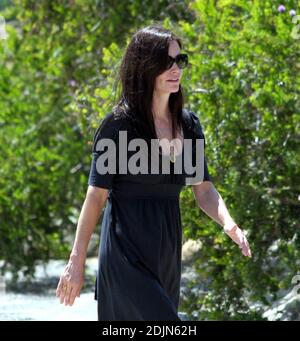 Versteckt Courtney Cox hinter ihrem Empire-Taillenkleid eine Schwangerschaftsbump? Die Schauspielerin machte einen Strandspaziergang mit Freunden in Malibu, ca. 22/06 [[rac]] Stockfoto