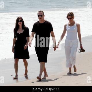 Versteckt Courtney Cox hinter ihrem Empire-Taillenkleid eine Schwangerschaftsbump? Die Schauspielerin machte einen Strandspaziergang mit Freunden in Malibu, ca. 22/06 [[rac]] Stockfoto