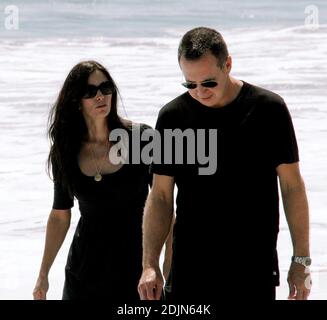 Versteckt Courtney Cox hinter ihrem Empire-Taillenkleid eine Schwangerschaftsbump? Die Schauspielerin machte einen Strandspaziergang mit Freunden in Malibu, ca. 22/06 [[rac]] Stockfoto