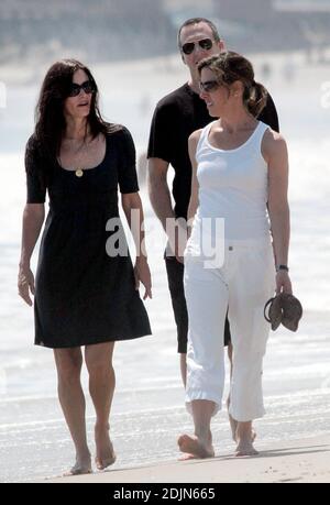 Versteckt Courtney Cox hinter ihrem Empire-Taillenkleid eine Schwangerschaftsbump? Die Schauspielerin machte einen Strandspaziergang mit Freunden in Malibu, ca. 22/06 [[rac]] Stockfoto