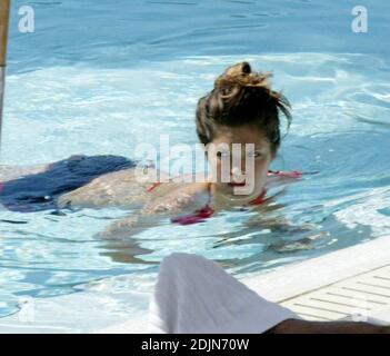 Chelsea und England Fußball-Star Joe Cole und Verlobte Carly Zucker können nicht scheinen, ihre Hände weg von einander zu bekommen, wie die genießen einen dritten Tag am Pool. Miami Beach, FL 7/21/06 Stockfoto