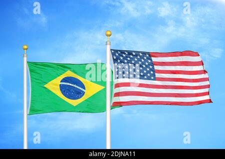 Brasilien und die Vereinigten Staaten zwei Flaggen auf Fahnenmasten und blau wolkiger Himmel Stockfoto