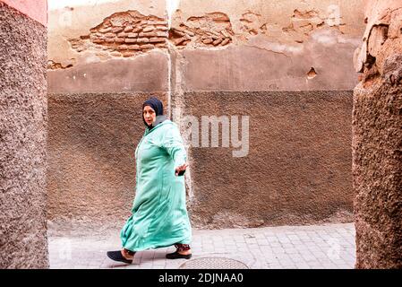 Marrakesch, Marokko, Afrika - 30. April 2019: Leben in den Souks von Medina Stockfoto