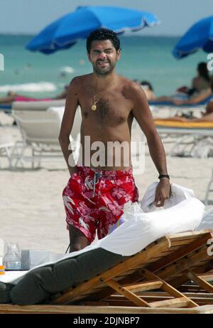 Exklusiv!! Der französisch-marokkanische Komiker und Filmstar Jamel Debbouze verbringt Zeit mit einem Freund am Miami Beach. 2002 war Jamel der am höchsten bezahlte Schauspieler in Frankreich. 27/06 Stockfoto