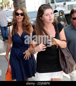 Maria Shriver und ihre Tochter Katherine genießen einen Einkaufsbummel eines Mädchens in Beverly Hills, ca. Das Paar kaufte in Kitson, Lisa Kline und Madison auf Robertson Blvd, während zwei Sicherheitskräfte Wache standen. 27/06 Stockfoto