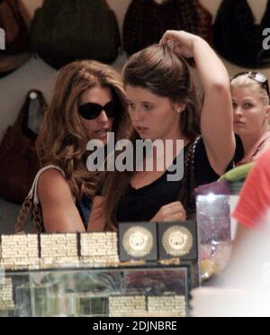 Maria Shriver und ihre Tochter Katherine genießen einen Einkaufsbummel eines Mädchens in Beverly Hills, ca. Das Paar kaufte in Kitson, Lisa Kline und Madison auf Robertson Blvd, während zwei Sicherheitskräfte Wache standen. 27/06 Stockfoto