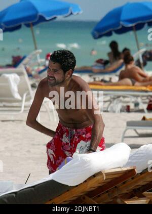 Exklusiv!! Der französisch-marokkanische Komiker und Filmstar Jamel Debbouze verbringt Zeit mit einem Freund am Miami Beach. 2002 war Jamel der am höchsten bezahlte Schauspieler in Frankreich. 27/06 Stockfoto