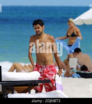 Exklusiv!! Der französisch-marokkanische Komiker und Filmstar Jamel Debbouze verbringt Zeit mit einem Freund am Miami Beach. 2002 war Jamel der am höchsten bezahlte Schauspieler in Frankreich. 27/06 Stockfoto