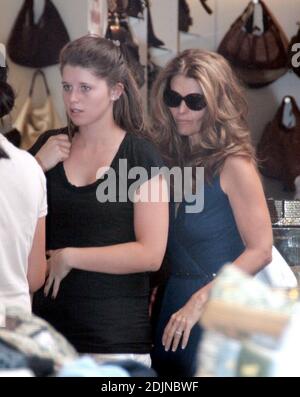 Maria Shriver und ihre Tochter Katherine genießen einen Einkaufsbummel eines Mädchens in Beverly Hills, ca. Das Paar kaufte in Kitson, Lisa Kline und Madison auf Robertson Blvd, während zwei Sicherheitskräfte Wache standen. 27/06 Stockfoto