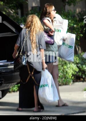 Exklusiv!! Mary-Kate Olsen kauft Lebensmittel bei Erewon in Los Angeles, ca. Die Einkaufstüten scheinen den winzigen Zwilling zu zwergen, als sie sie zu und von ihrem Auto trägt. 27/06 Stockfoto