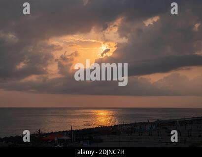 Sonnenaufgang über dem Meer und wunderschöne cloudscape Stockfoto