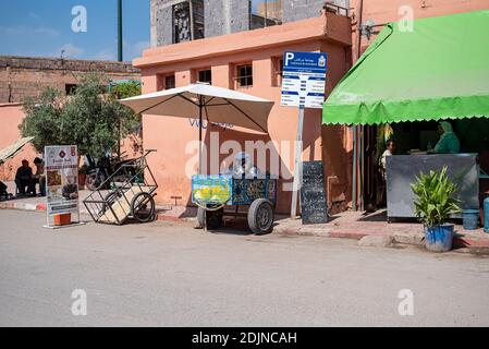 Marrakesch, Marokko, Afrika - 30. April 2019: Warten auf die Arbeit Stockfoto