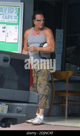 Exklusiv!! Mickey Rourke trotzt dem Tageslicht, um auf der trendigen Lincoln Road von Miami Beach einen Rauch und einen Schuss kubanischen Kaffee zu genießen. 28/06 Stockfoto